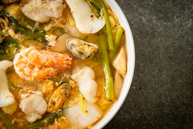 Sopa Sukiyaki com tigela de frutos do mar