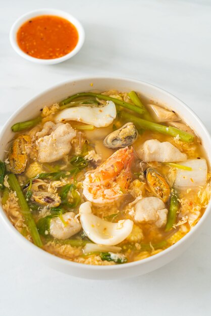 Sopa sukiyaki con tazón de mariscos - estilo de comida asiática