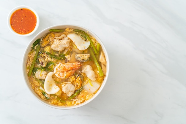 Sopa sukiyaki con tazón de mariscos - estilo de comida asiática