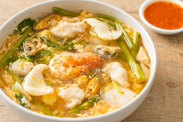 Sopa sukiyaki con tazón de mariscos - estilo de comida asiática