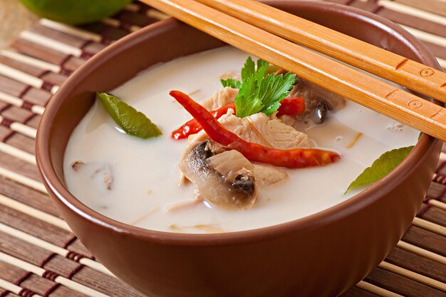 Foto sopa tailandesa com frango e cogumelos