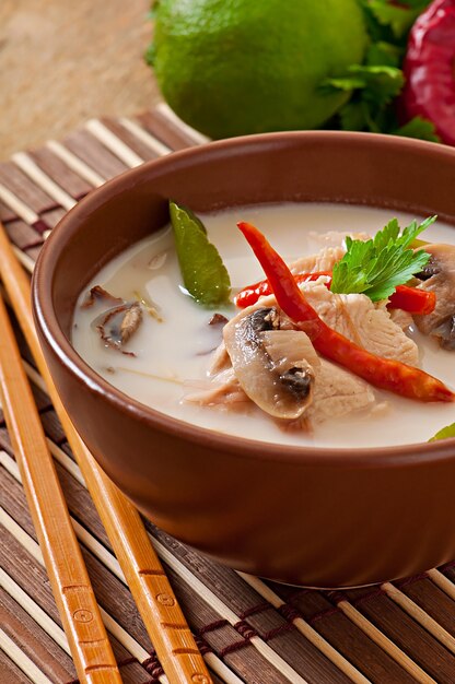 Sopa tailandesa com frango e cogumelos