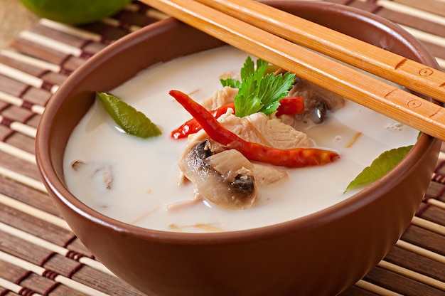 Sopa tailandesa com frango e cogumelos