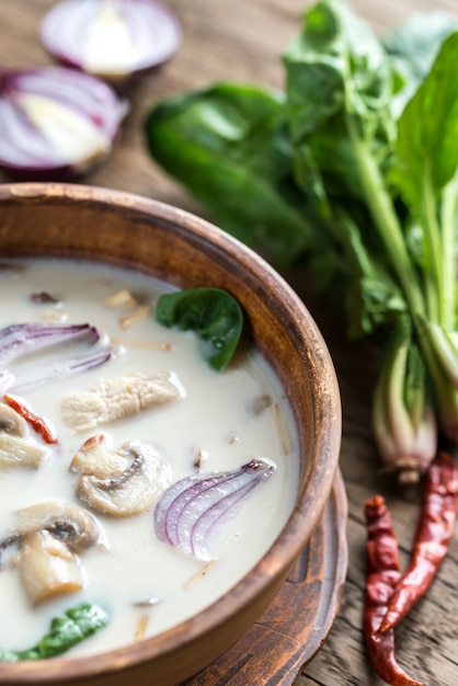 Sopa tailandesa de crema de coco