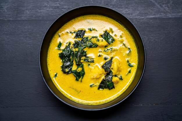 Sopa tailandesa de curry con cangrejo y leche de coco