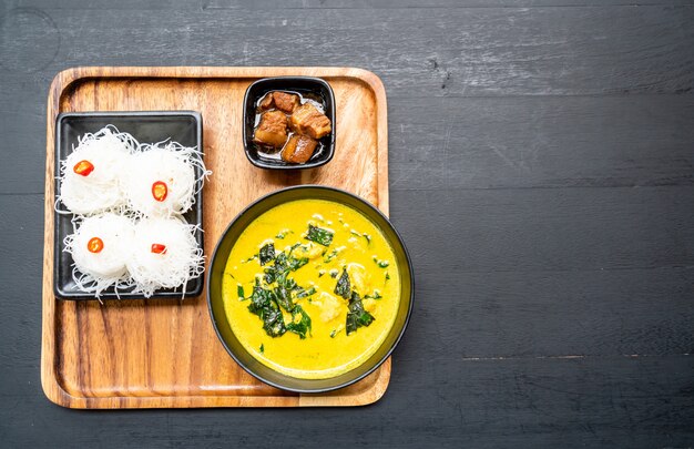 Sopa tailandesa de curry con cangrejo y leche de coco