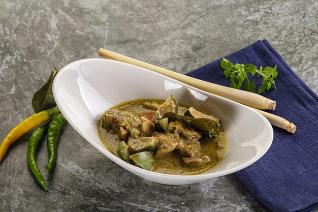 Sopa tailandesa de curry verde con albahaca y pollo