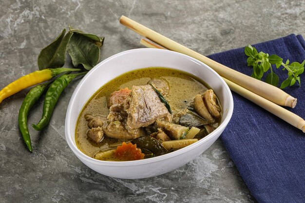 Sopa tailandesa de curry verde con albahaca