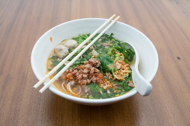 Sopa tailandesa de fideos con carne