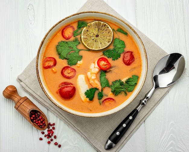 Sopa tailandesa picante de Tom Yam kung com camarão