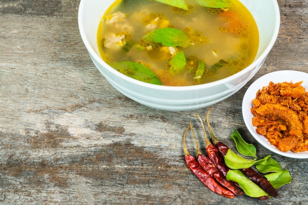 Sopa tailandesa con pollo, sopa Tom Yum con pollo, estilo de comida tailandesa.