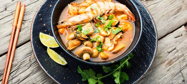 Sopa tailandesa tom yum con camarones