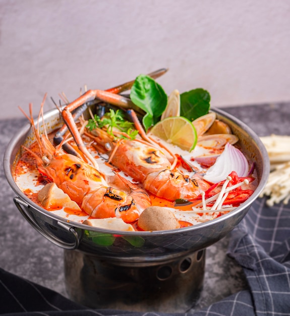 Sopa tailandesa de tom yum kung