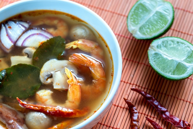 Sopa tailandesa de tom yum