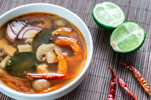 Sopa tailandesa de tom yum