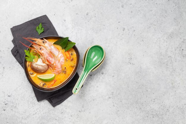 Sopa tailandesa tradicional de tom yum