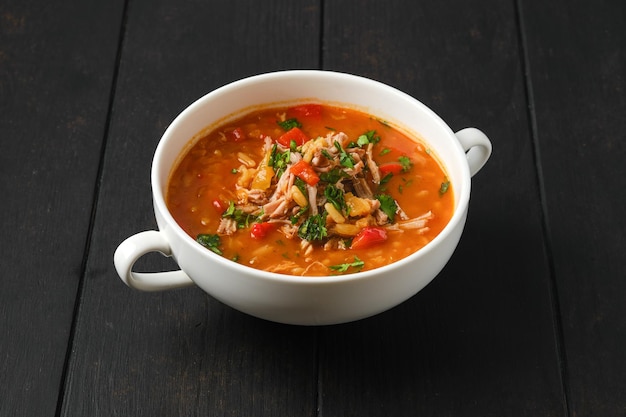 Sopa de ternera picante con tomate y pimiento