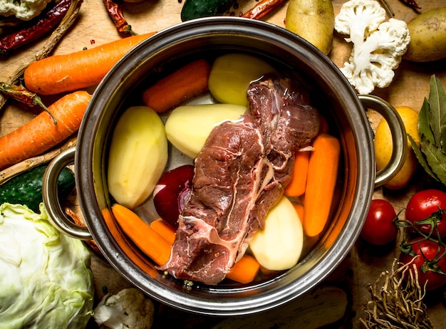 Sopa de ternera con verduras frescas.