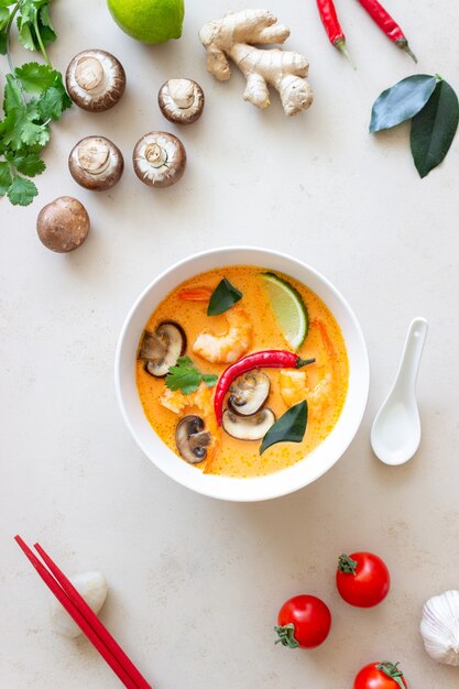 Sopa Tom yum. Cozinha tailandesa. Alimentação saudável. Receitas da cozinha nacional