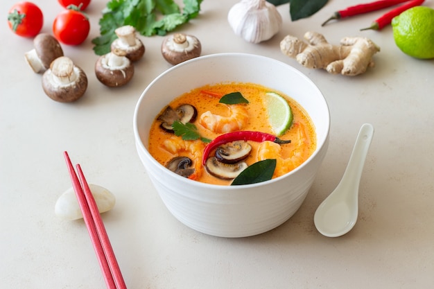 Sopa Tom yum. Cozinha tailandesa. Alimentação saudável. Receitas da cozinha nacional