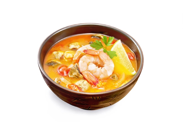 Sopa Tom Yum en un cuenco de arcilla