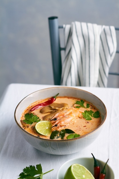 Foto sopa tom yum tradicional sopa tailandesa com camarão camarão lula