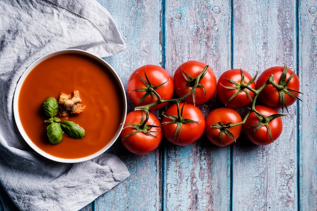 Sopa de tomate con albahaca en un bol