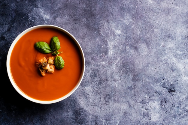 Sopa de tomate con albahaca en un bol