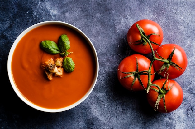 Sopa de tomate con albahaca en un bol