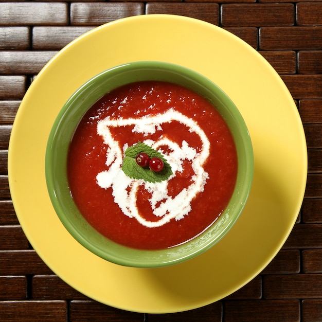 Sopa De Tomate Con Albahaca Y Grosella