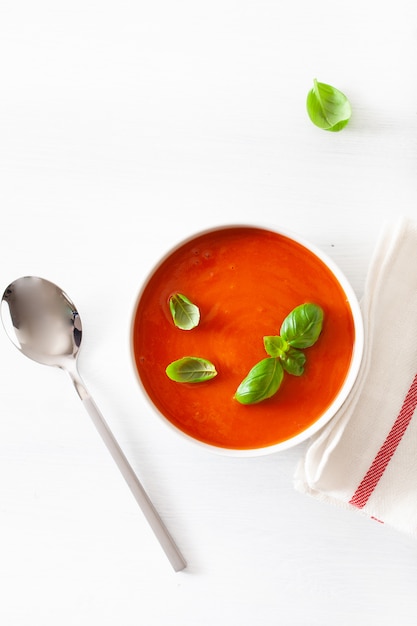 Foto sopa de tomate aplanada sobre fondo blanco