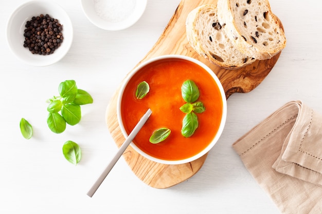 Sopa de tomate aplanada sobre fondo blanco