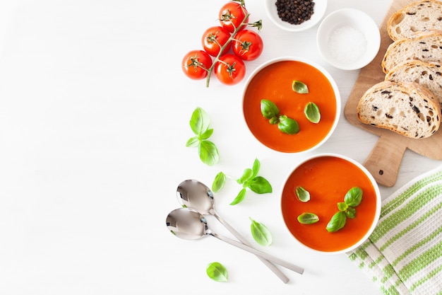 Sopa de tomate aplanada sobre fondo blanco