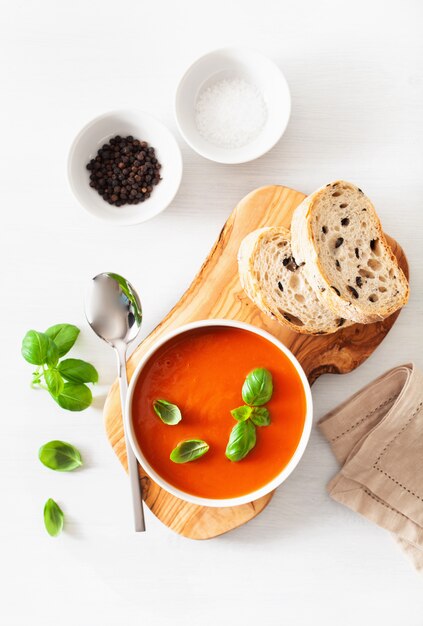 Sopa de tomate aplanada sobre fondo blanco