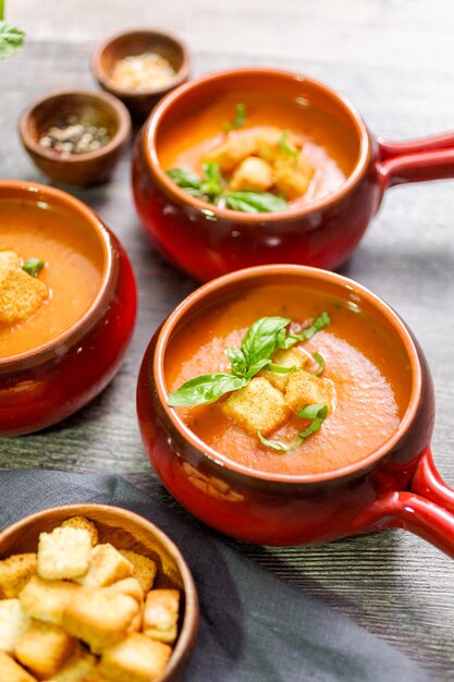 Sopa de tomate asado con albahaca fresca y picatostes.