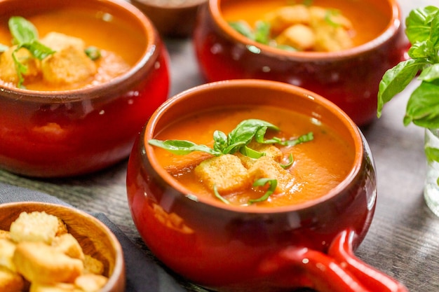 Sopa de tomate asado con albahaca fresca y picatostes.