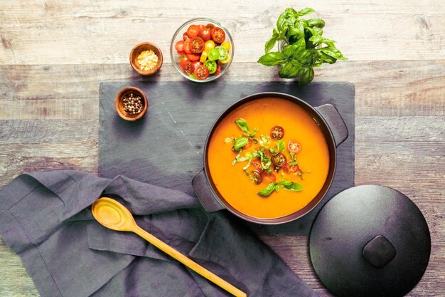 Sopa de tomate asado con albahaca fresca y picatostes.