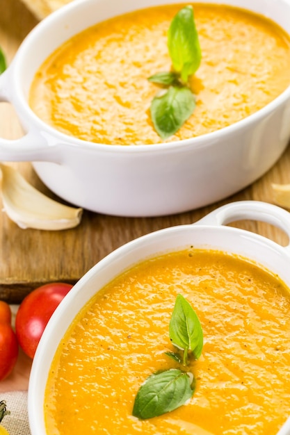 Sopa de tomate asado cocinada con tomates orgánicos de la herencia y servida con un sándwich de queso a la parrilla.