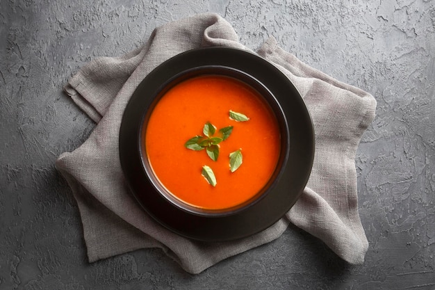 Sopa de tomate de aspecto delicioso. nombre turco; domatos corbasi