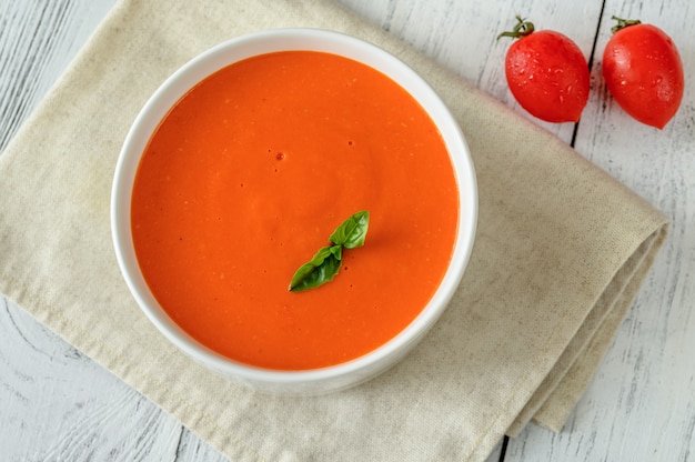 Sopa de tomate en un bol