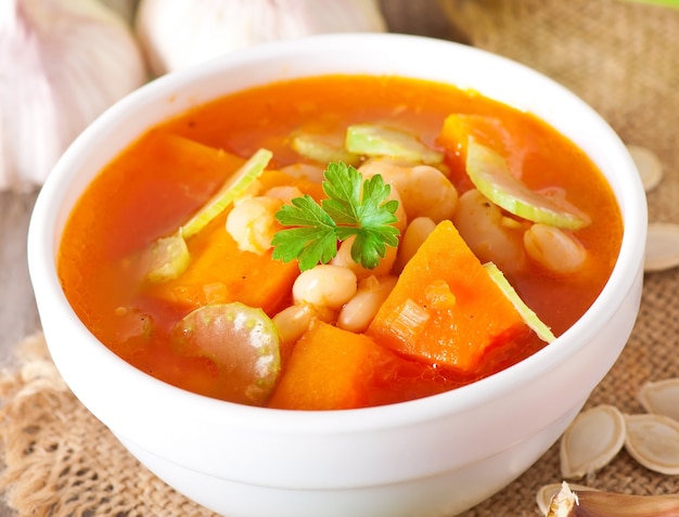 Sopa de tomate con calabaza, frijoles y apio.