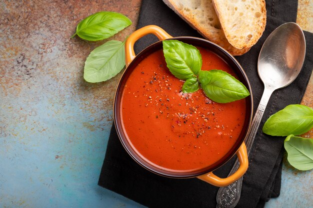 Sopa De Tomate Casera Con Albahaca.