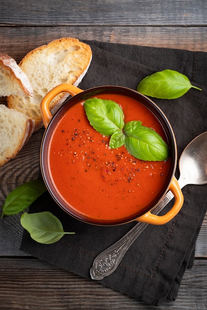 Sopa De Tomate Casera Con Albahaca.