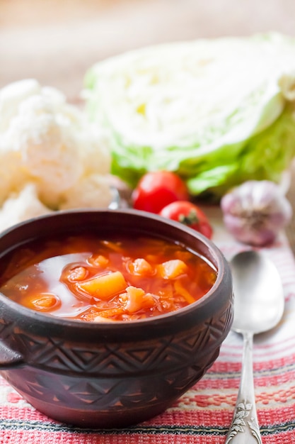 Sopa de tomate con col y coliflor