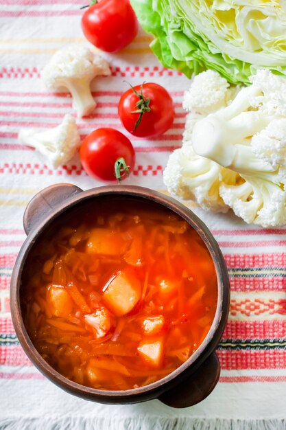 Sopa de tomate con col y coliflor