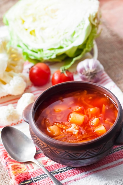 Sopa de tomate con col y coliflor