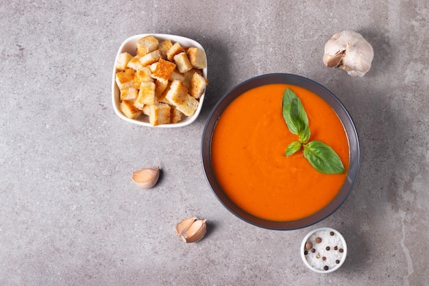 Sopa de tomate fresca y saludable con albahaca, pimienta, ajo, tomates y pan sobre fondo de madera Sopa de gazpacho español Sopa de lentejas y calabaza