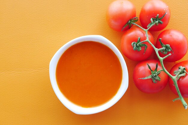 Sopa de tomate fresco en la mesa