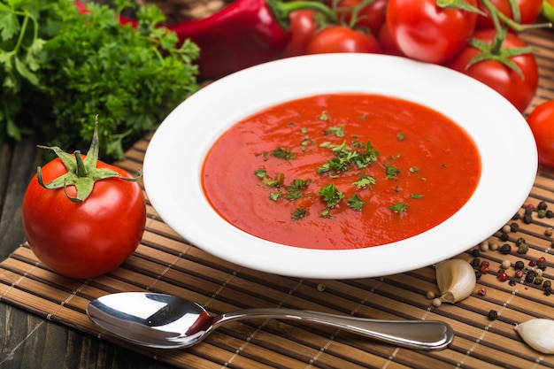 Sopa de tomate fresco en un tazón blanco