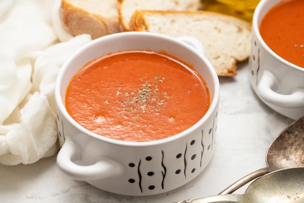 Sopa de tomate fría fresca con hierbas en el bol